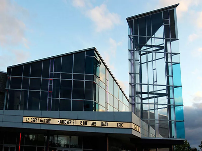 Stalen structuur bioscoop