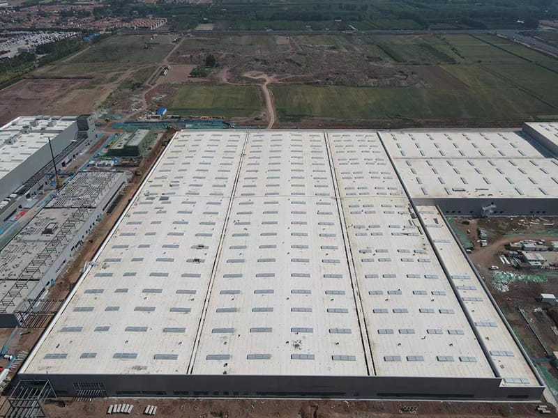 Uitgebreid magazijn van staalconstructie