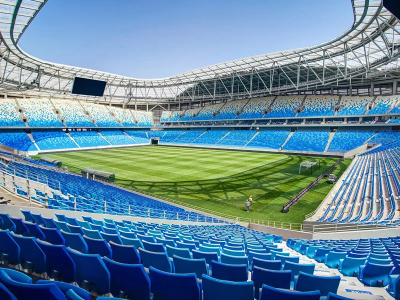Welke rol speelt staal in het esthetische ontwerp van stadions?